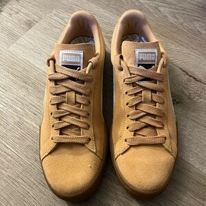 Puma women’s Tan Sneakers